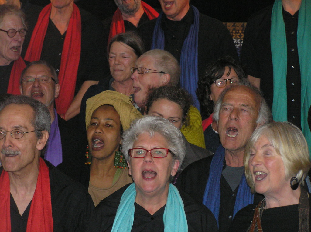 en zingt uit volle borst