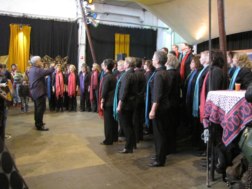 het colourful city koor treedt op